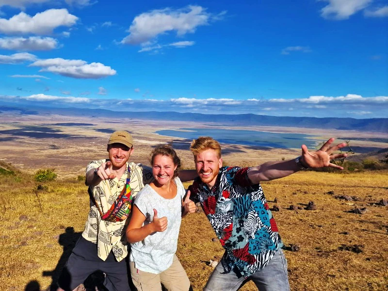 Reisende am Ngorongoro KRater