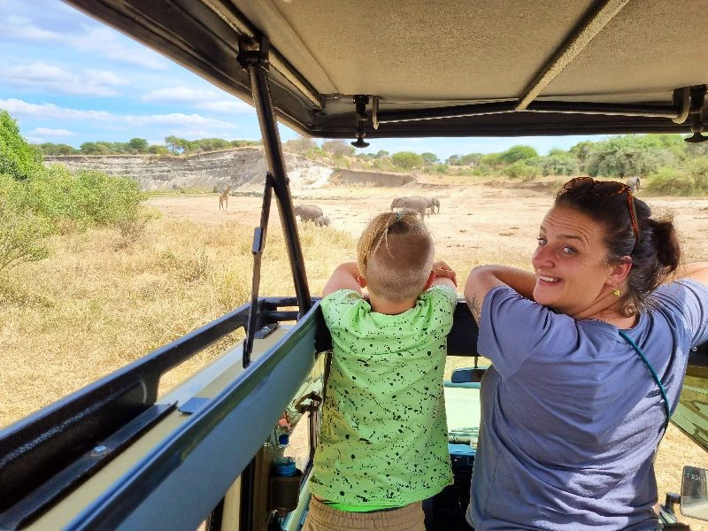 Mutter und Sohn im Safarijeep in Tansania