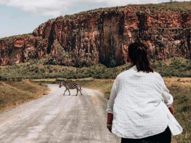 Zebras und Reisende vor dem Hell´s Gate Kenia