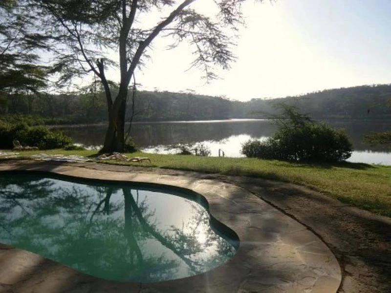 Pool der Unterkunft mit Blick auf den See