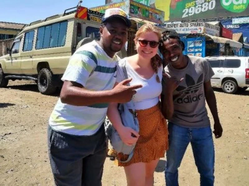 Reisende mit Einheimischen in Nairobi