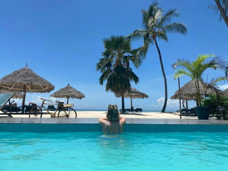 Am Pool auf Sansibar Entspannen