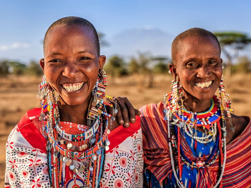 Zwei Kenyanerinnen in traditionellen Gewändern in der Savanne