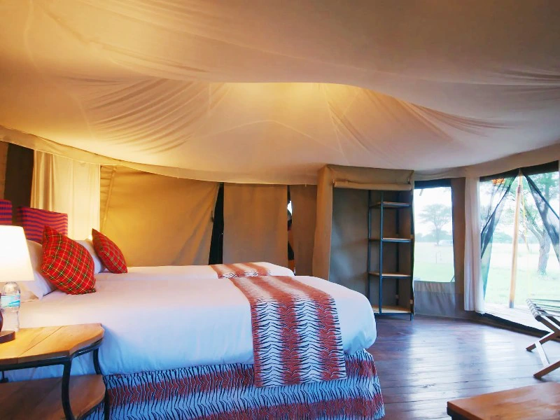 Zelt von innnen in einem tented Camp in der Serengeti