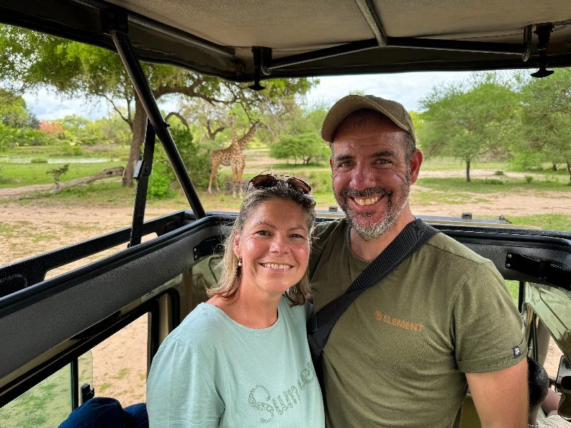 Reisendes Pärchen im Safarijeep in Tansania