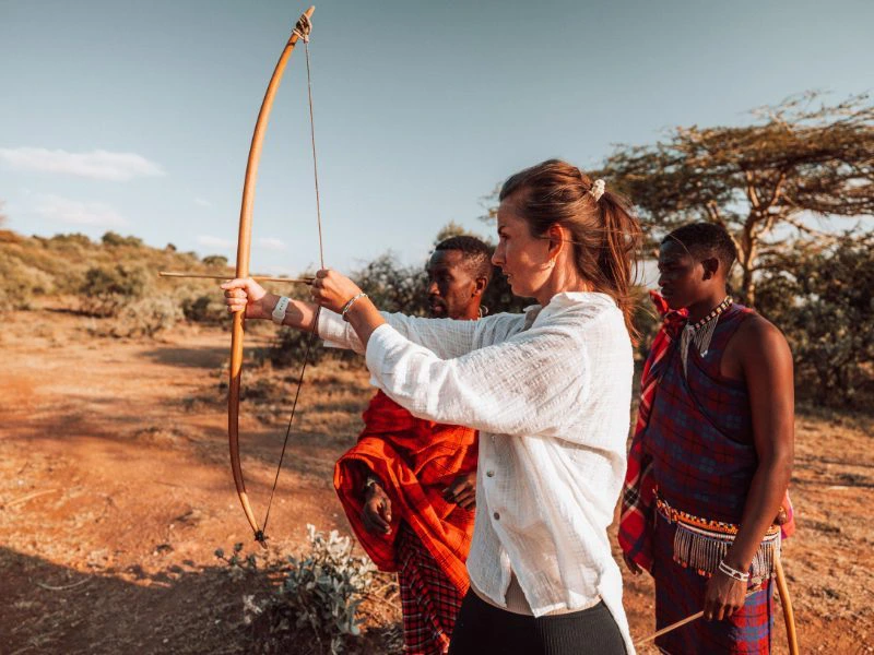 Pfeil und Bogen Schießen mit den Masai in Tansania