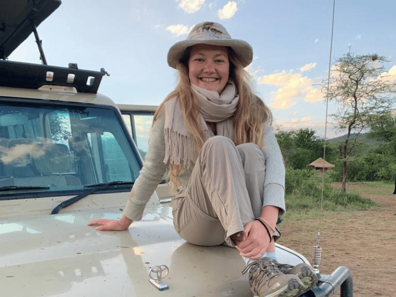 Isabelle auf Safari Tansania