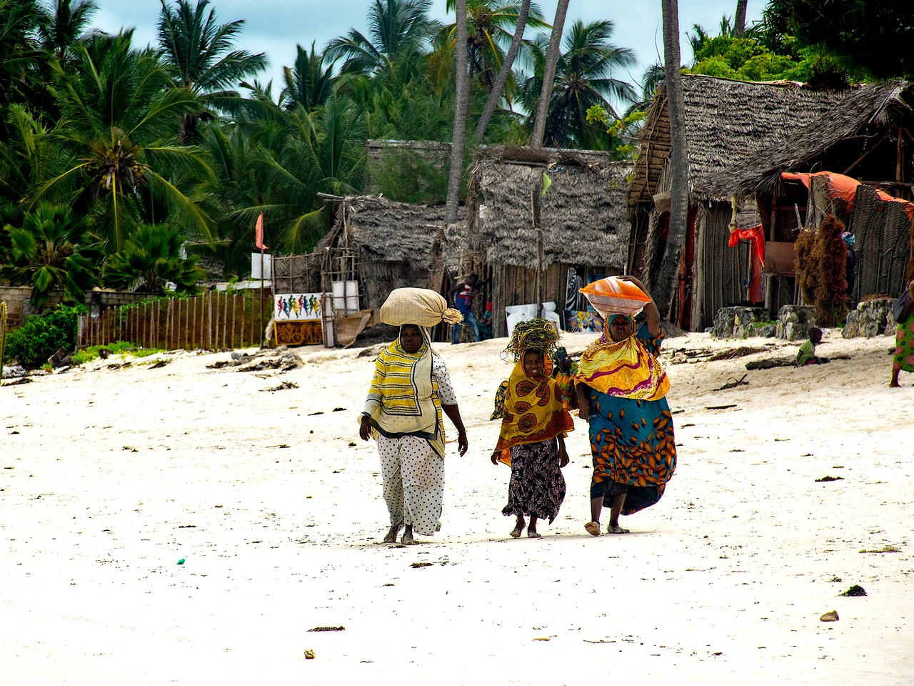 3 sansibarische Frauen am Strand