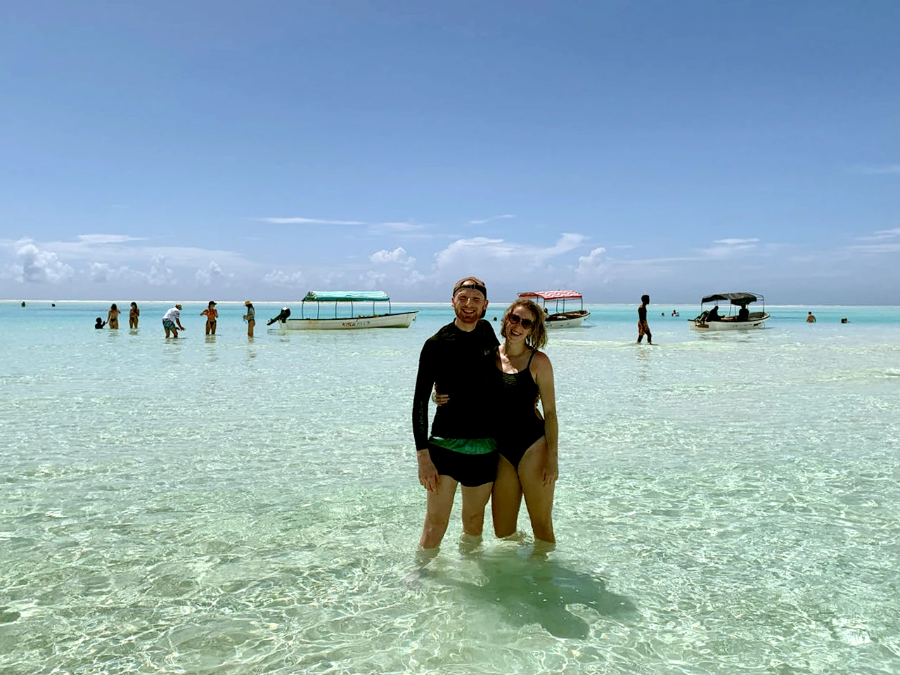 Paar im Wasser auf dem Weg zum Schnorcheln