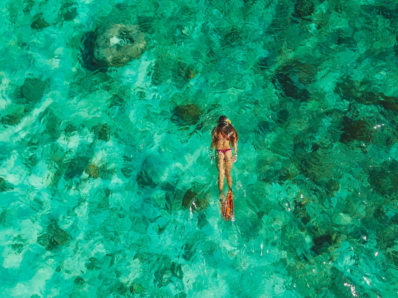 Luftaufnahme von Frau schnorchelnd