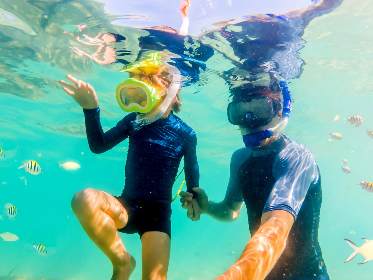 Vater mit Sohn beim Schnorcheln