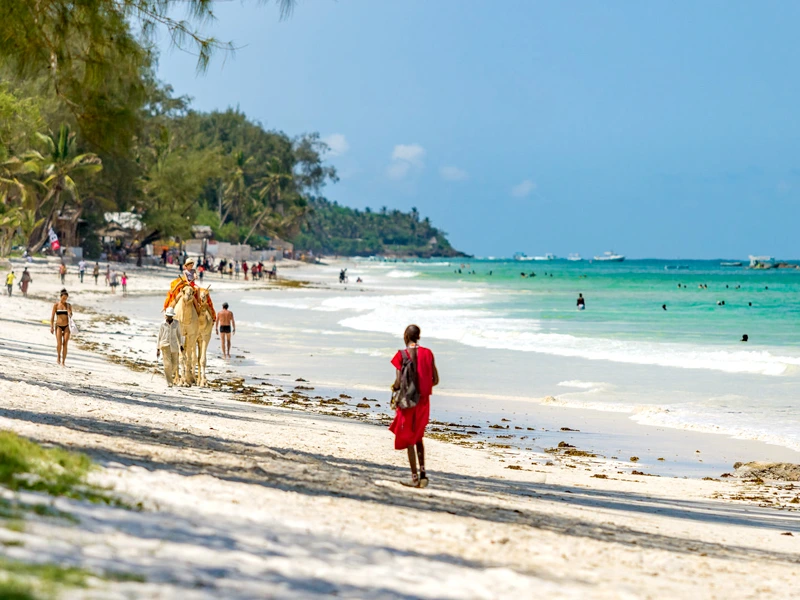 Massai läuft am Strand von Diani in Kenia