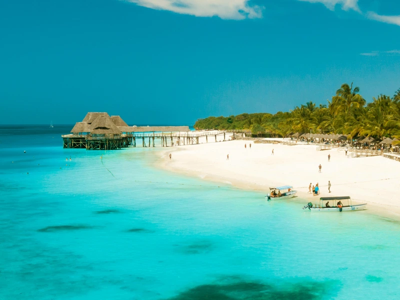 Blaues Wasser, weilßer Sand und ein Steg am wunderschönen Strand