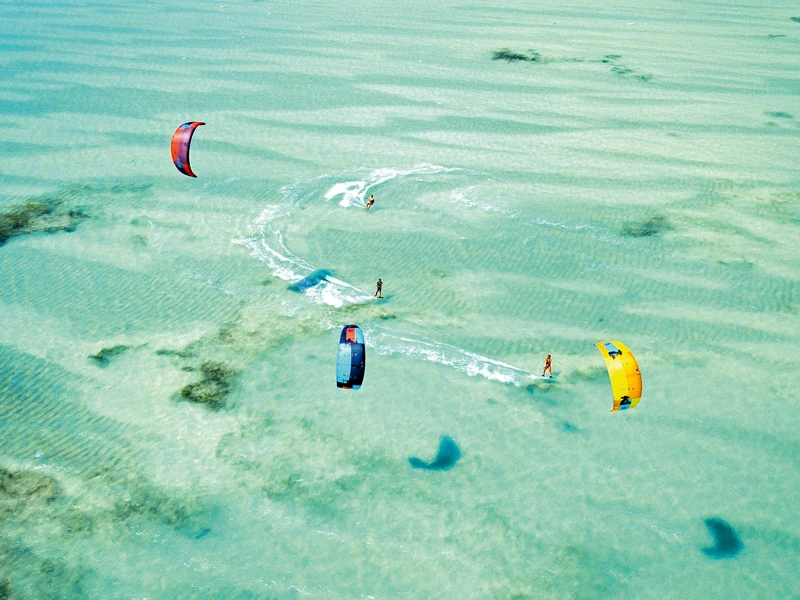 Kitesurfer auf Wasser