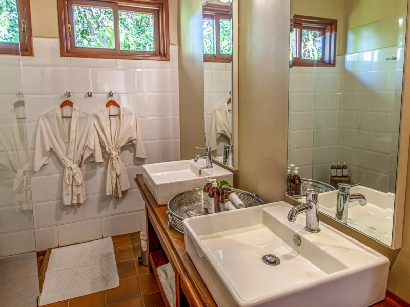 Badezimmer der komfortablen Lodge bei Karatu, Tansania
