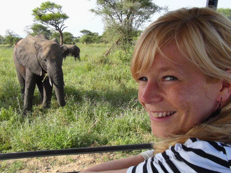 Frau auf Safari in Tansania