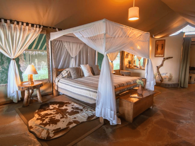 Komfortables Bett im Tented Camp im Amboseli Nationalpark, Kenia