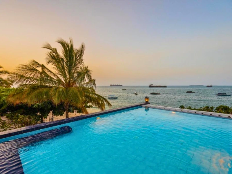Swimmingpool des Hotels in Stone Town, Sansibar Tansania