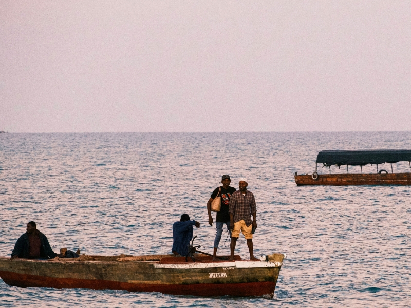 Fischer auf dem Meer bei Stone Town, Sansibar Tansania