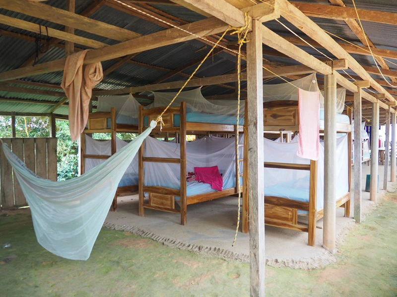 Einfache Betten auf dem Weg nach Ciudad Perdida in Kolumbien