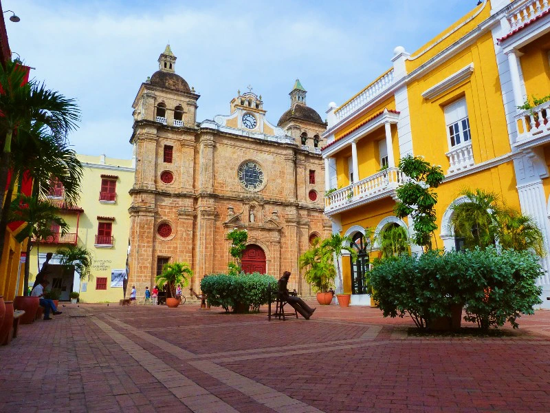 Strasse mit Kirche in Cartagena in Kolumbien