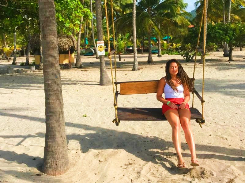 Reisende auf Schaukel in Palomino in Kolumbien