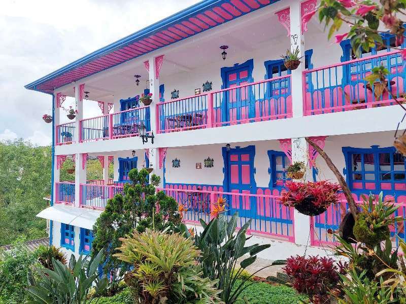 buntes Hotel in Salento, Kolumbien