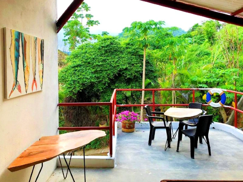 Das Bild zeigt den Patio einer Lodge im Tayrona-Nationalpark, Kolumbien, mit einem einladenden Ambiente