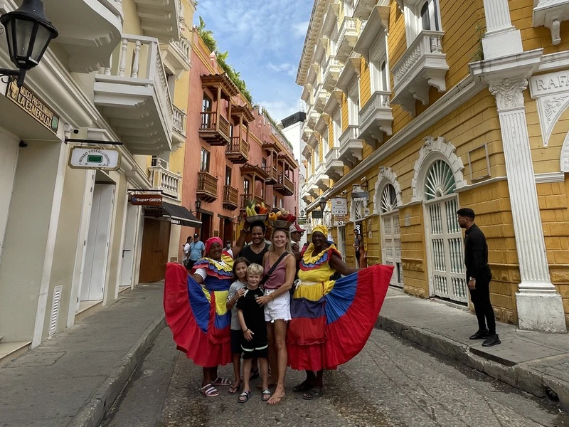 Familie in Cartagena, Kolumbien, die mit den Palenqueras