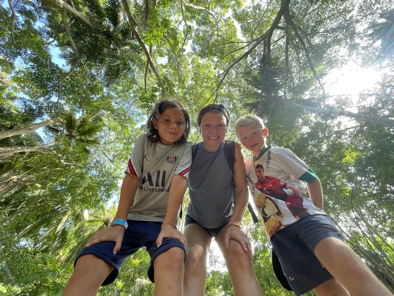 Kinder im Dschungel des Tayrona-Nationalparks in Kolumbien