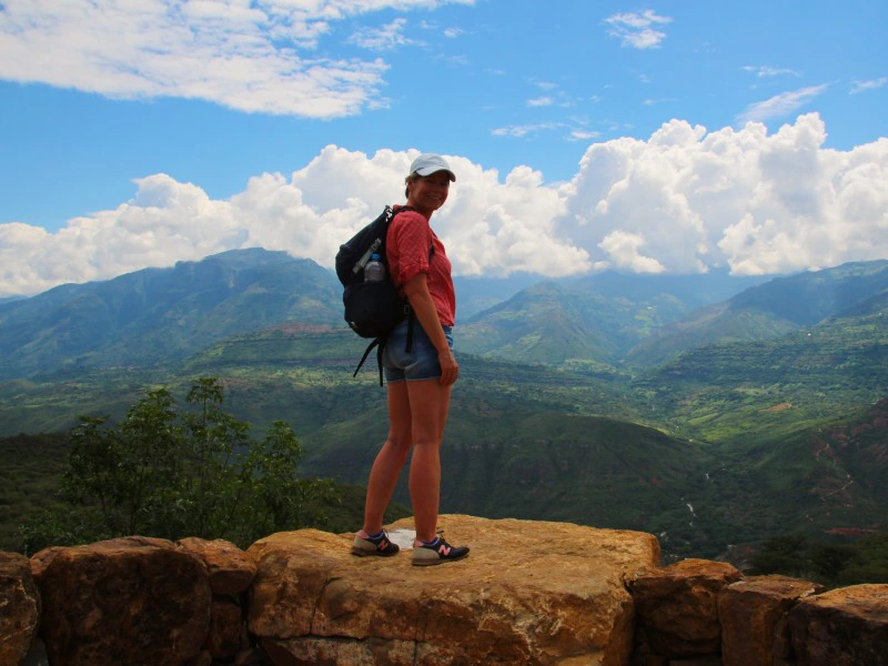 Frau auf Fels bei San Gil in Kolumbien