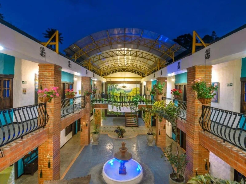 Ansicht der Unterkünfte in einem Familienhotel in Salento, Kolumbien, mit stimmungsvoller Beleuchtung und einem einladenden Ambiente