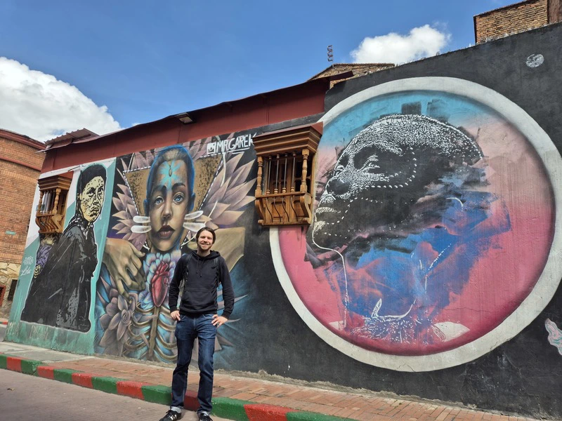 Mann vor Grafitti in Bogota in Kolumbien