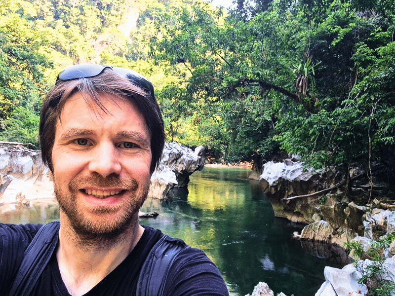 Mann vor Fluss in Rio Claro in Kolumbien