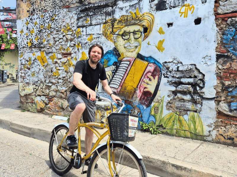 Mann vor Graffiti in Cartagena in Kolumbien