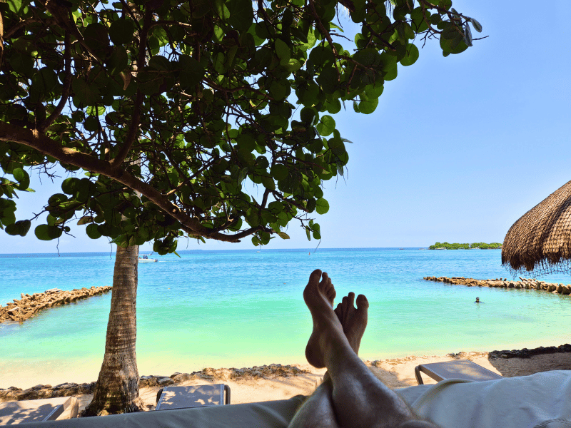 Fuesse am Meer auf der Isla Grande in Kolumbien