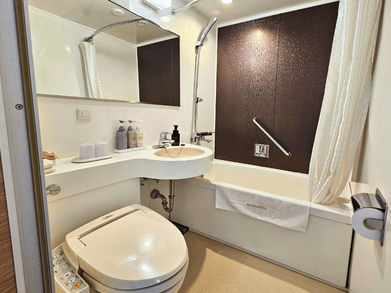 Kleines Bad im Budgethotel Japan