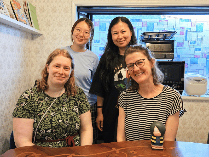 Gastfamilie und Reisende beim Homestay in Asuka