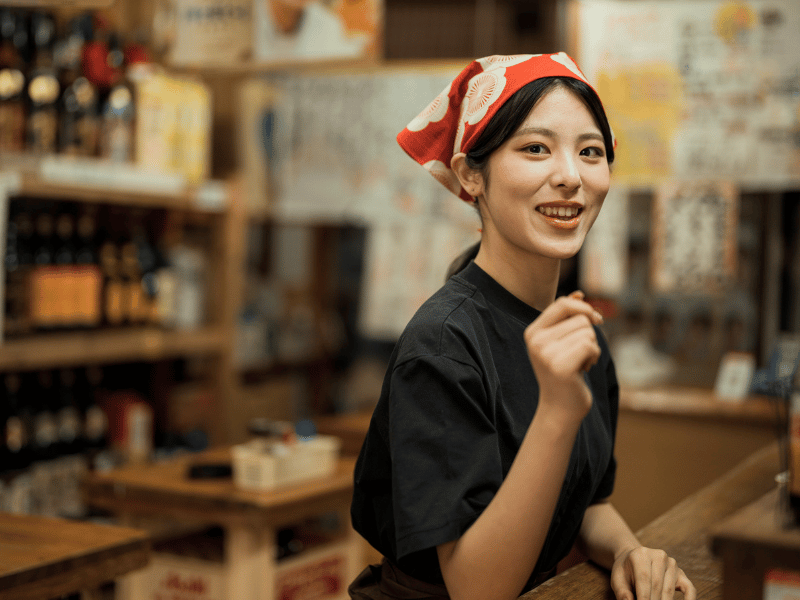 Frau in einer Bar in Fukuoka