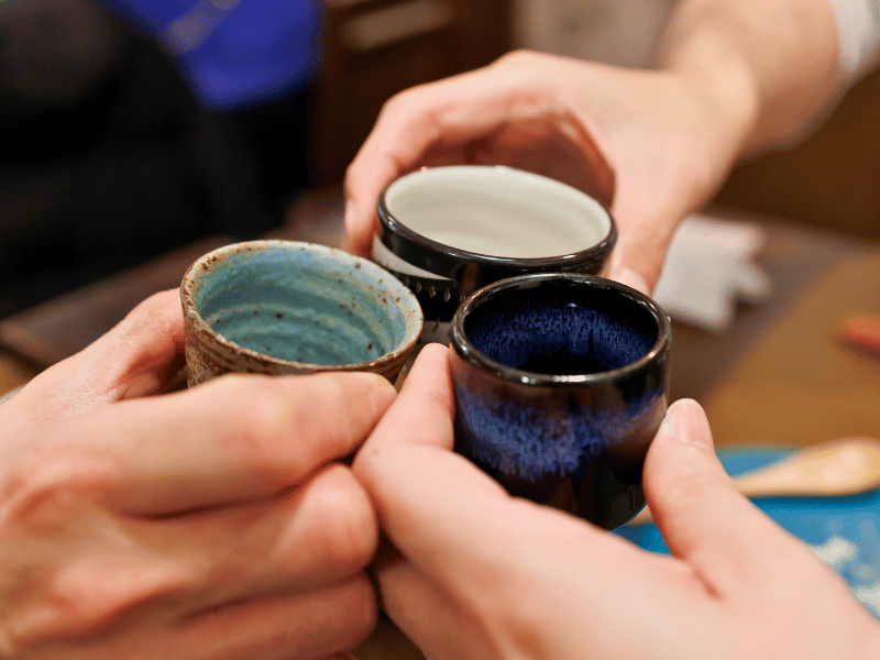 Sake trinken während einer Japanreise