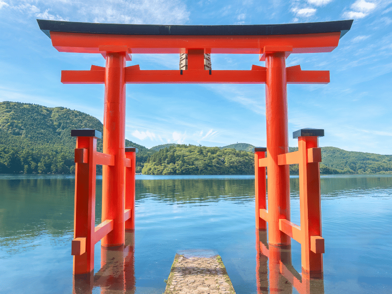 Tori am Lake Ashi in der Hakone Region