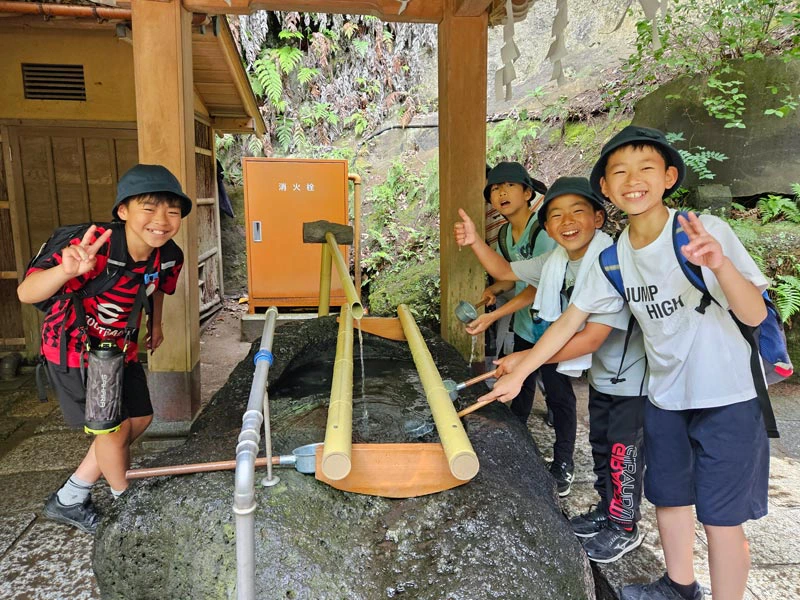 Japanische Schüler am Tsurugaoka Hachiman-gū Schrein in Kamakura