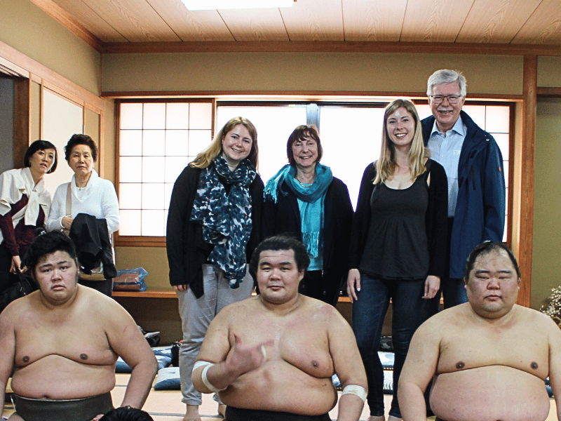 Reisegruppe beim Sumotraining in Tokio