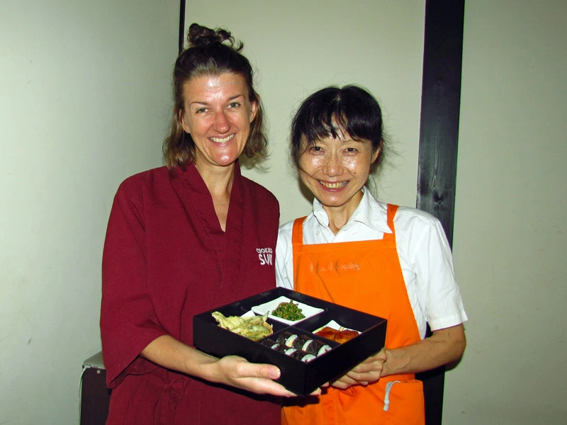 Reisende zusammen mit Guide beim Kochkurs in Kyoto