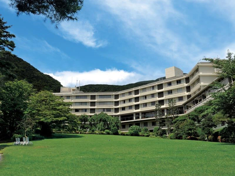 Gartenblick auf das Hotel in der Hakone Region in Japan