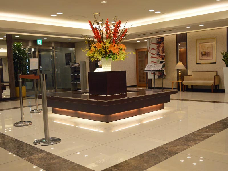 Beleuchtete Hotellobby mit Marmorboden in Hiroshima