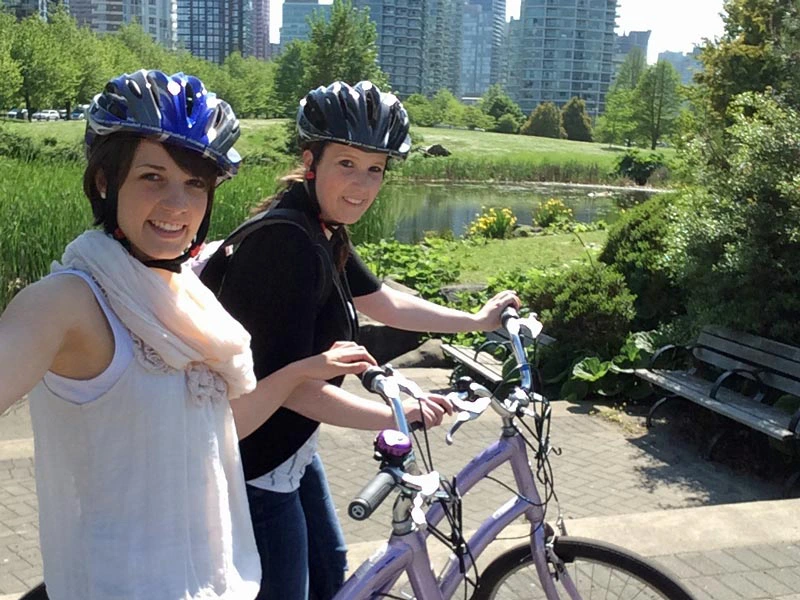 Zwei Frauen beim Fahrradfahren auf Shikoku in Japan