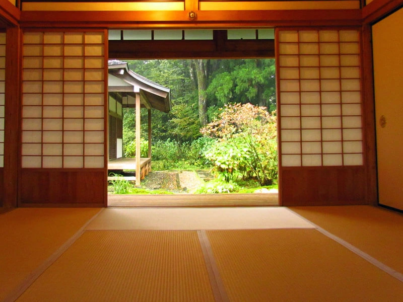 Traditionell japanisches Zimmer im Ryokan mit Gartenblick in der Hakone Region