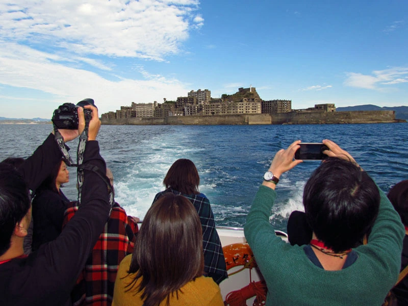 Reisegruppe auf der Überfahrt zur Geisterinsel Gunkanjima
