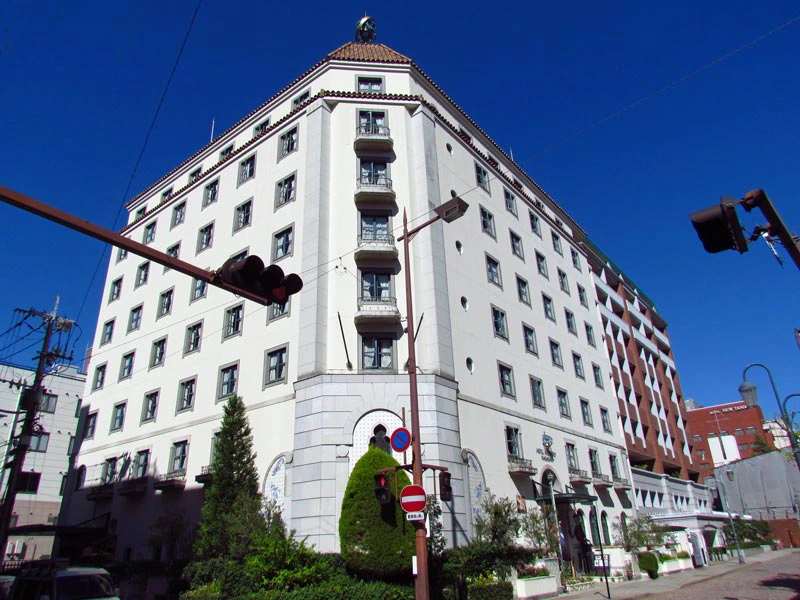 Weiße Hotelfront in Nagasaki